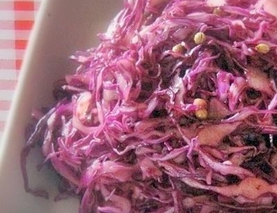 Red cabbage salad with apples and raisins