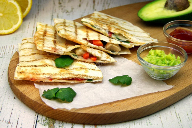 Quesadilla with chicken and cheese at home