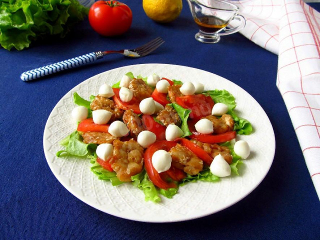 Salad with chicken, tomatoes and cheese