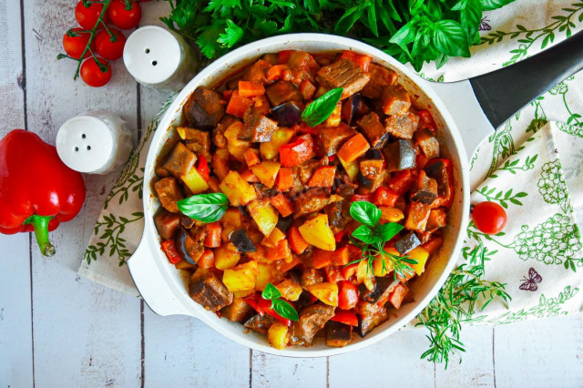 Vegetable stew with beef and potatoes