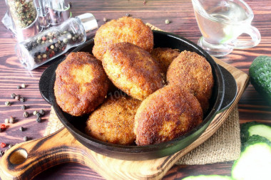 Chopped cutlets in breadcrumbs in a frying pan