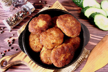 Chopped cutlets in breadcrumbs in a frying pan