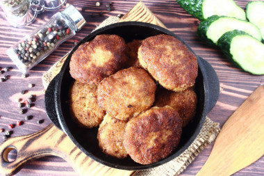 Chopped cutlets in breadcrumbs in a frying pan