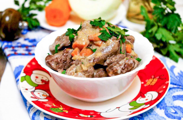 Liver in sour cream with onions and carrots