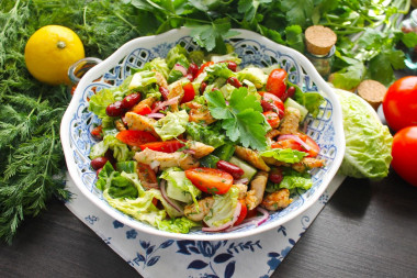 Salad with chicken breast and canned beans