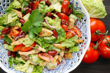 Salad with chicken breast and canned beans