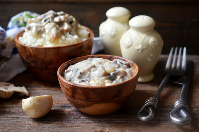 Mushroom gravy of mushrooms with sour cream