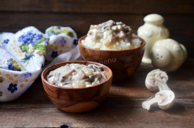 Mushroom gravy of mushrooms with sour cream