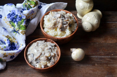 Mushroom gravy of mushrooms with sour cream