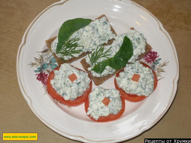 Green spread of cottage cheese and herbs