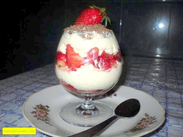 Cottage cheese dessert with berries and fruits