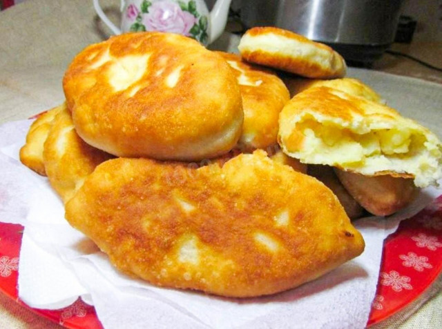 Yeast pies in a bread maker with unsweetened potatoes