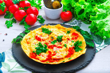 Quick pizza in a pita bread pan with egg