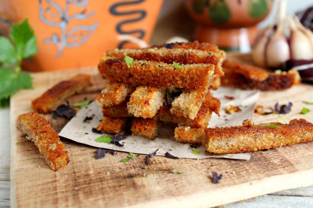 Bread and garlic croutons for beer