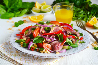 Warm Thai salad with beef and bell pepper