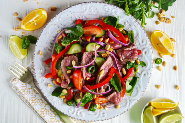 Warm Thai salad with beef and bell pepper
