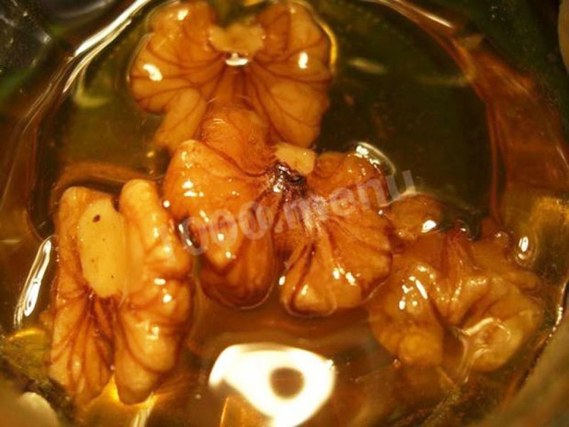 Walnuts with honey