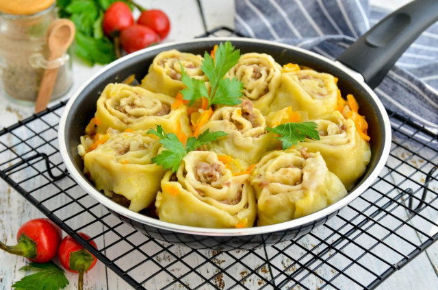 Lazy dumplings in a pan with minced meat and vegetables