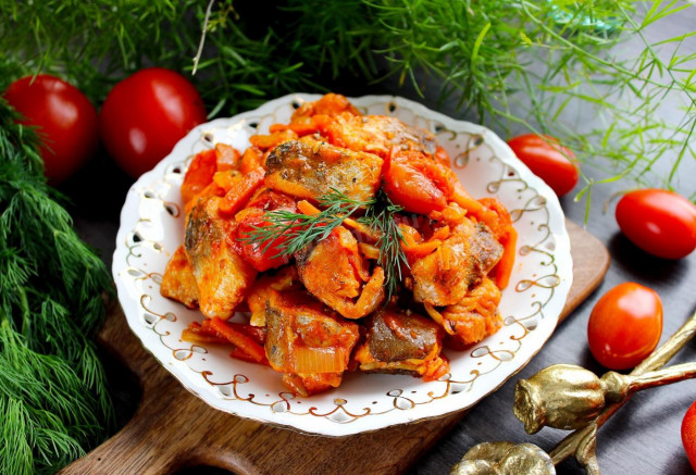 Fish with tomato paste, onions and carrots under marinade
