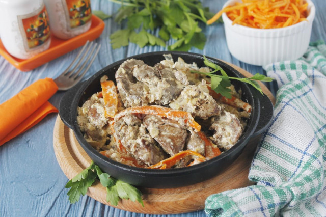 Chicken liver in sour cream with carrots