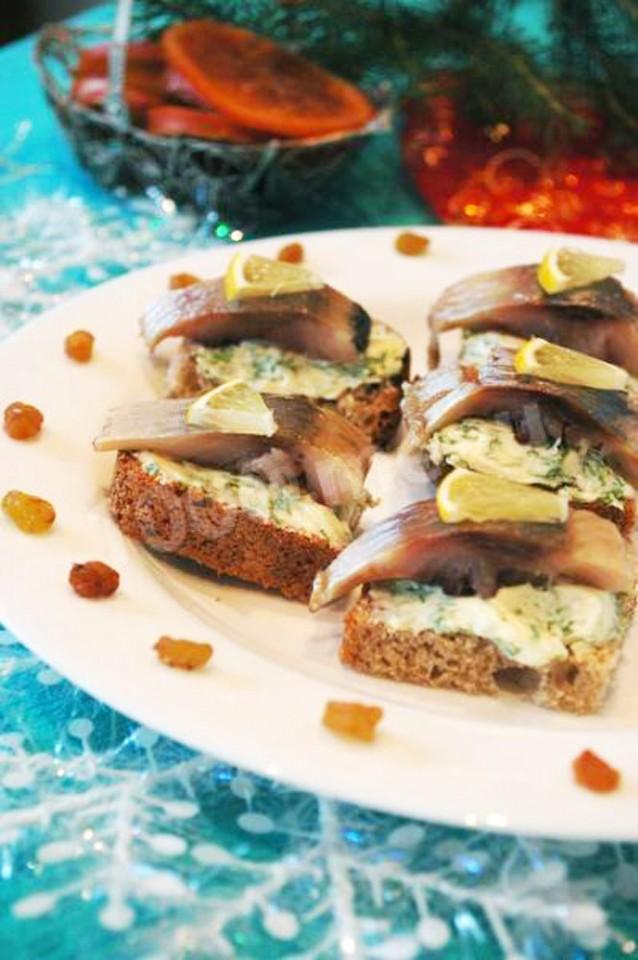 Canapes with herring and lemon