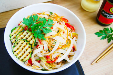 Rice noodles with vegetables