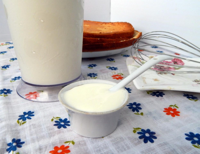 Thick cream of natural yogurt on gelatin