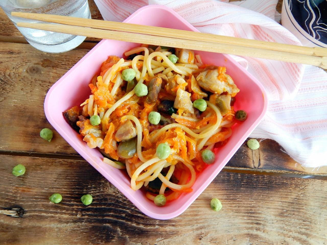 Udon noodles chicken vegetables sauce