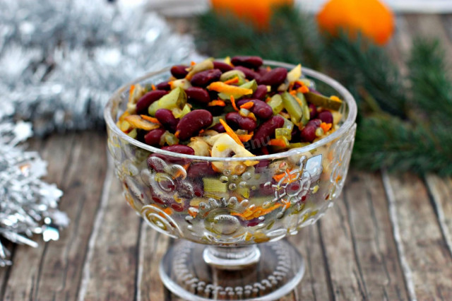 Salad with mushrooms and beans