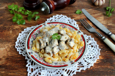 Chicken liver in sour cream sauce