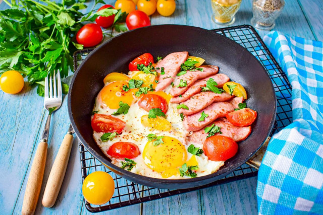 Fried eggs with tomatoes and sausage