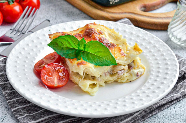 Lasagna with chicken mushrooms and bechamel sauce
