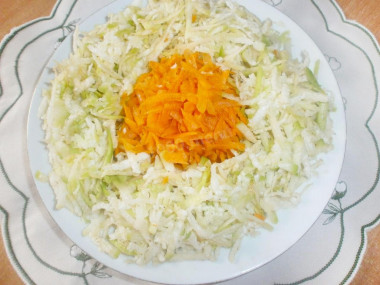 Green radish salad with carrots and pepper mixture