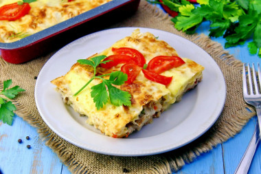 Lavash meat pie with minced meat and cheese in the oven