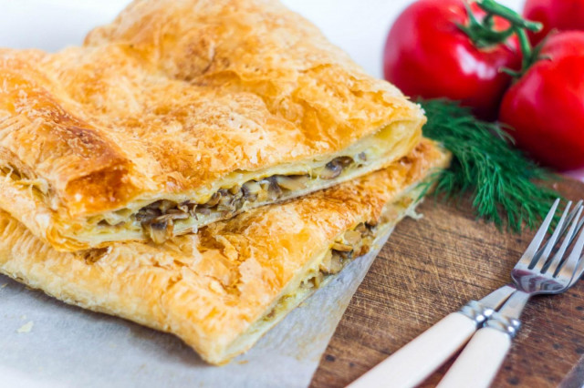 Puff pastry pie with mushrooms