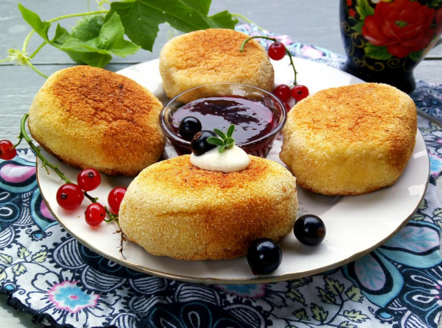 Cheesecakes in a frying pan without cottage cheese