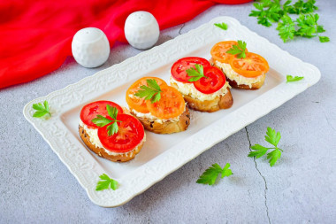 Sandwiches with tomatoes and cheese