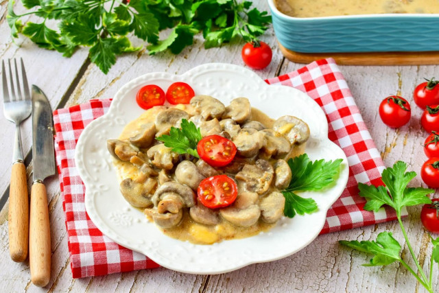 Mushrooms in cream with cheese in the oven