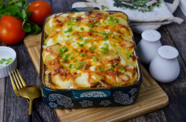 Potatoes with minced meat and tomatoes in the oven casserole