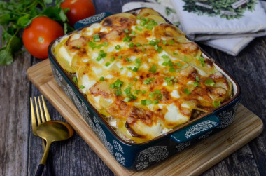 Potatoes with minced meat and tomatoes in the oven casserole