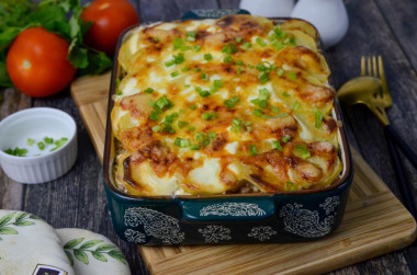 Potatoes with minced meat and tomatoes in the oven casserole