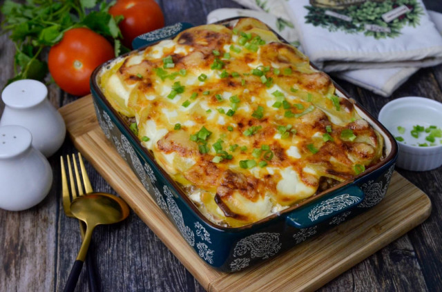 Potatoes with minced meat and tomatoes in the oven casserole