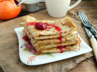 Pancakes on whey with holes