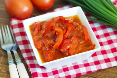 Bell pepper with tomatoes in a frying pan