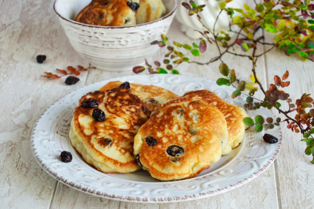 Yeast pancakes with milk and raisins