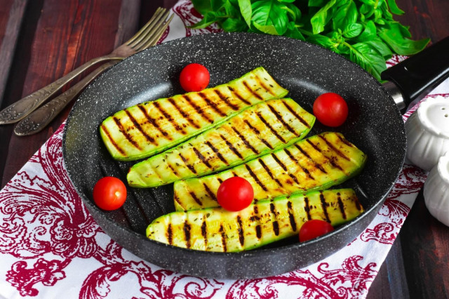 Grilled zucchini in a frying pan without oil