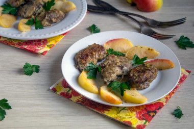 Chicken liver with apples