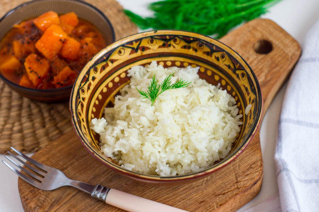 Rice in foil in the oven