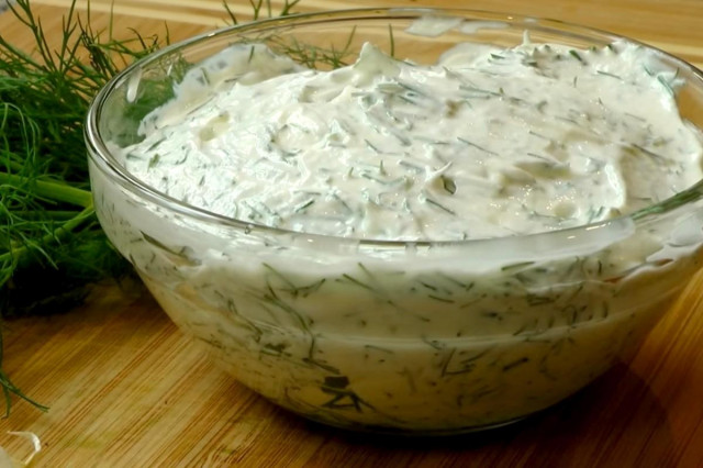 Sour cream sauce with garlic and dill