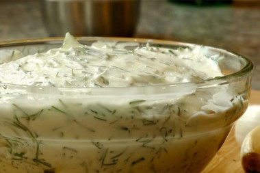 Sour cream sauce with garlic and dill